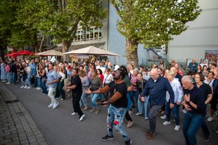 Gemeinsam beim Salsa-Schnupperkurs neue Schritte lernen.