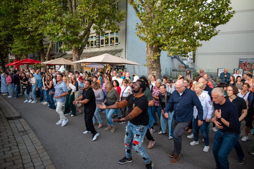 Gemeinsam beim Salsa-Schnupperkurs neue Schritte lernen.