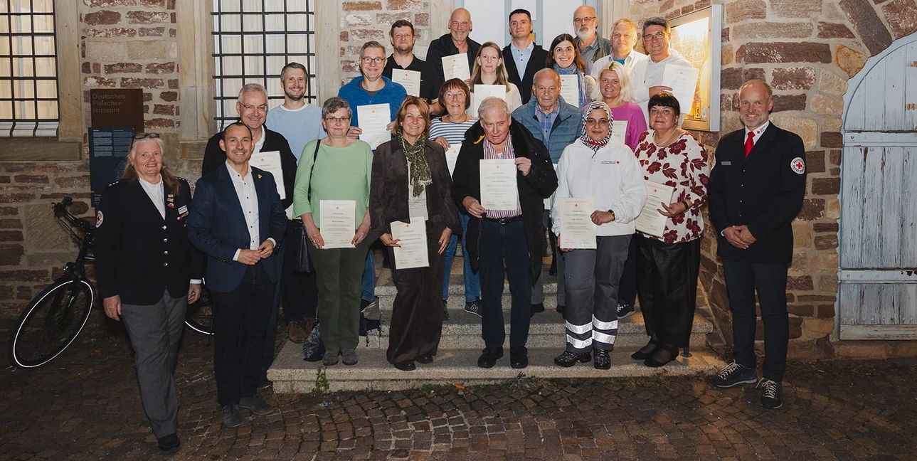 Auf dem Foto: Die Geehrten mit Oberbürgermeister Dr. Stefan Belz (2. v. l.) und Vertretern des DRK.