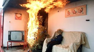Simulation eines Wohnungsbrandes verursacht durch einen Weihnachtsbaum in München (Archivfoto).