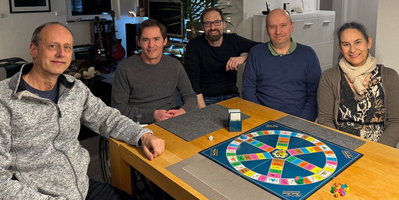 Heute zählen am Tisch nicht mehr schnelle Bälle, sondern schlaue Köpfe. Von links: Volker Ziegler, Christoph Holzäpfel, Jürgen Baier, Elmar Fallscheer, Dorothea Ziegler (ehemals Mundle). Es fehlt Christof Steiner.