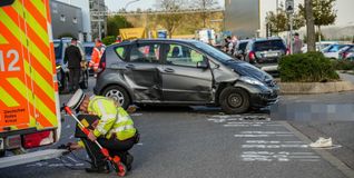 Nach dem Zusammenstoß versammelten sich Angehörige und Schaulustige im Renninger Industriegebiet. Bild: SDMG/Dettenmeyer