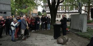 Oberbürgermeister Dr. Bernd Vöhringer bei der Stolpersteinverlegung am Mahnmal für die Familie Ullmann.
