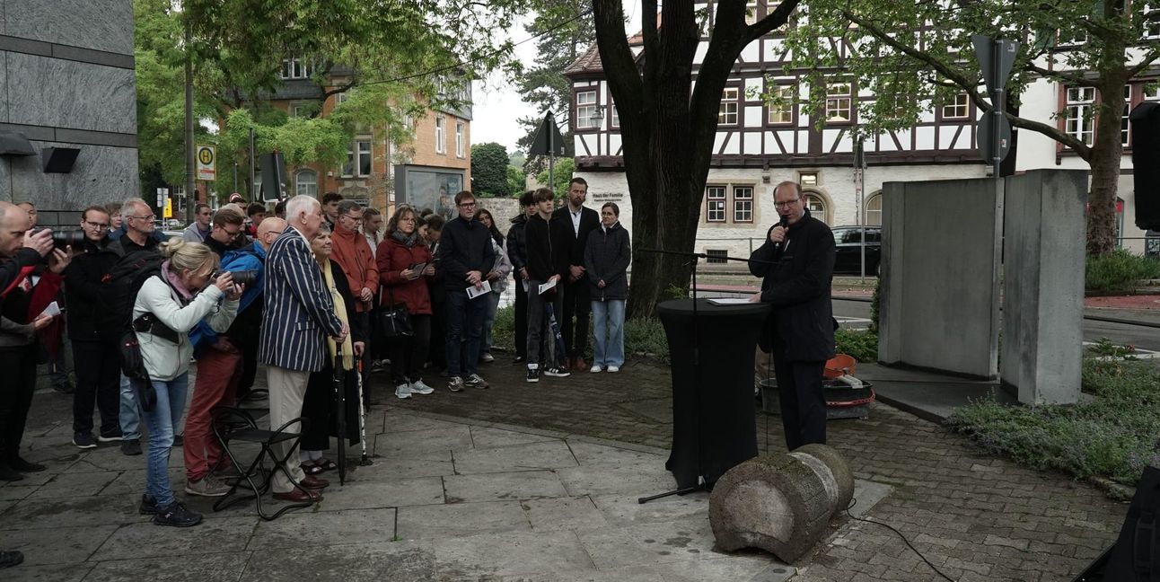 Oberbürgermeister Dr. Bernd Vöhringer bei der Stolpersteinverlegung am Mahnmal für die Familie Ullmann.
