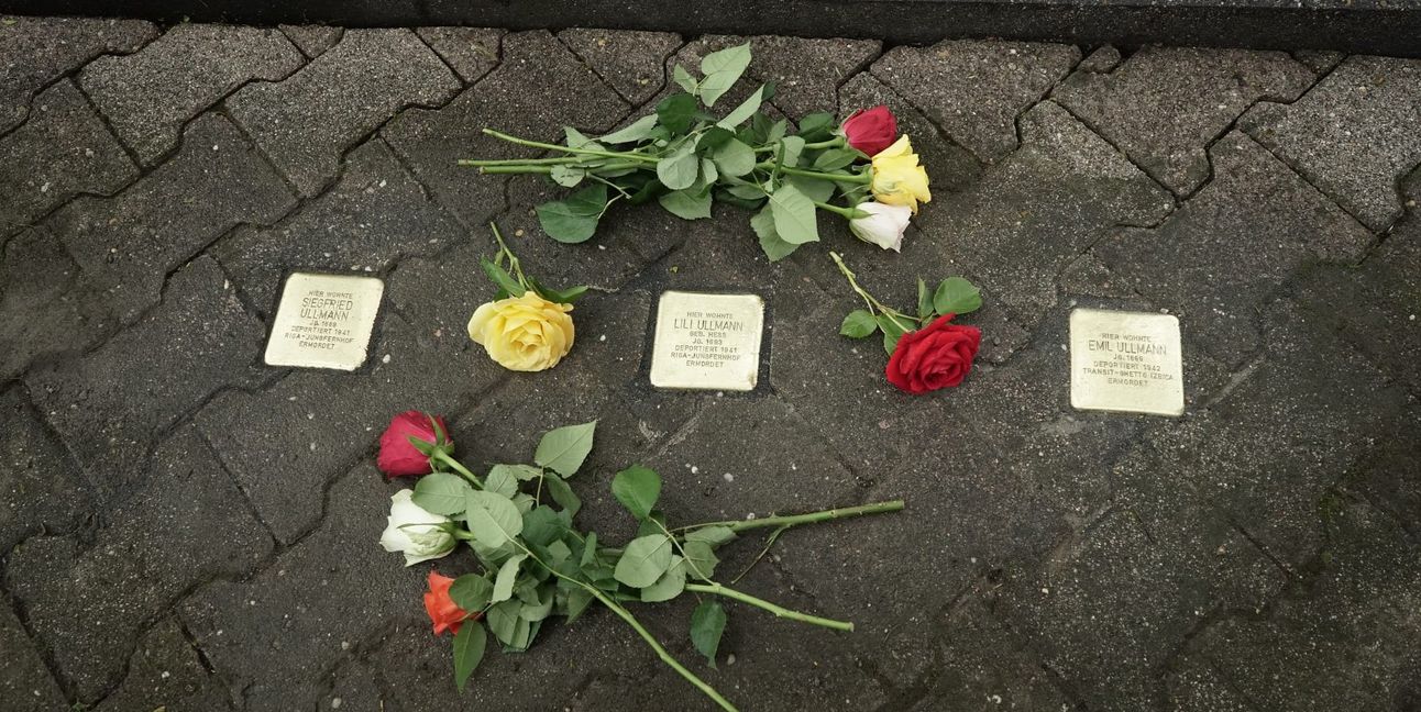 Die Stolpersteine in Erinnerung an Siegfried und Lili und Emil Ullmann.