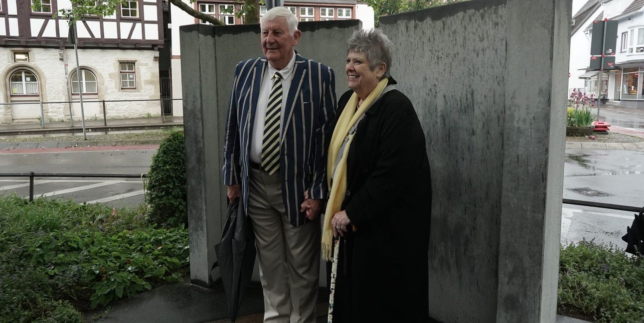 Jennifer Ullmann-Jones mit ihrem Mann Colin am Mahnmal für die Familie Ullmann.