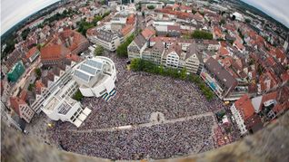 Wimmelbild mit ganz viel Blech: Vom Münsterturm lässt sich die beeindruckende Zahl an  Bläsern ermessen, die alle zwei Jahre zum Landesposaunentag  kommen.