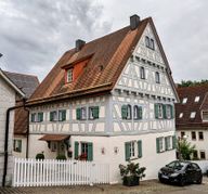 Pech hatte die Hausbesitzerin dieses schmucken Hauses in der Aidlinger Hirschgasse. Den Großteil der Kosten für die Sanierung muss sie alleine stemmen.