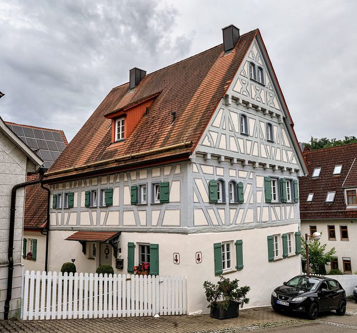 Pech hatte die Hausbesitzerin dieses schmucken Hauses in der Aidlinger Hirschgasse. Den Großteil der Kosten für die Sanierung muss sie alleine stemmen.