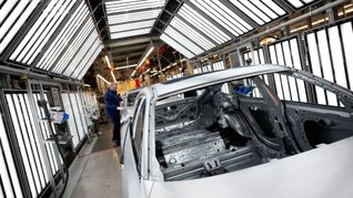 Mitarbeiter von BMW arbeiten im Stammwerk in der Produktion an der Karosserie von verschiedenen Modellen des Autoherstellers.