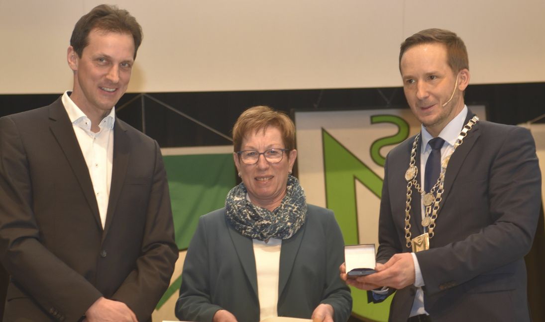 Bürgermeister Florian Glock (rechts) zeichnete Brigitte Armbruster mit der Verdienstmedaille der Gemeinde Magstadt aus. Martin Wuttke (links) lobte als Stellvertreter des Landrats ihr Engagement im Kreistag, vor allem bei den Themenbereichen Bildung und Soziales.      Bild: Reichert