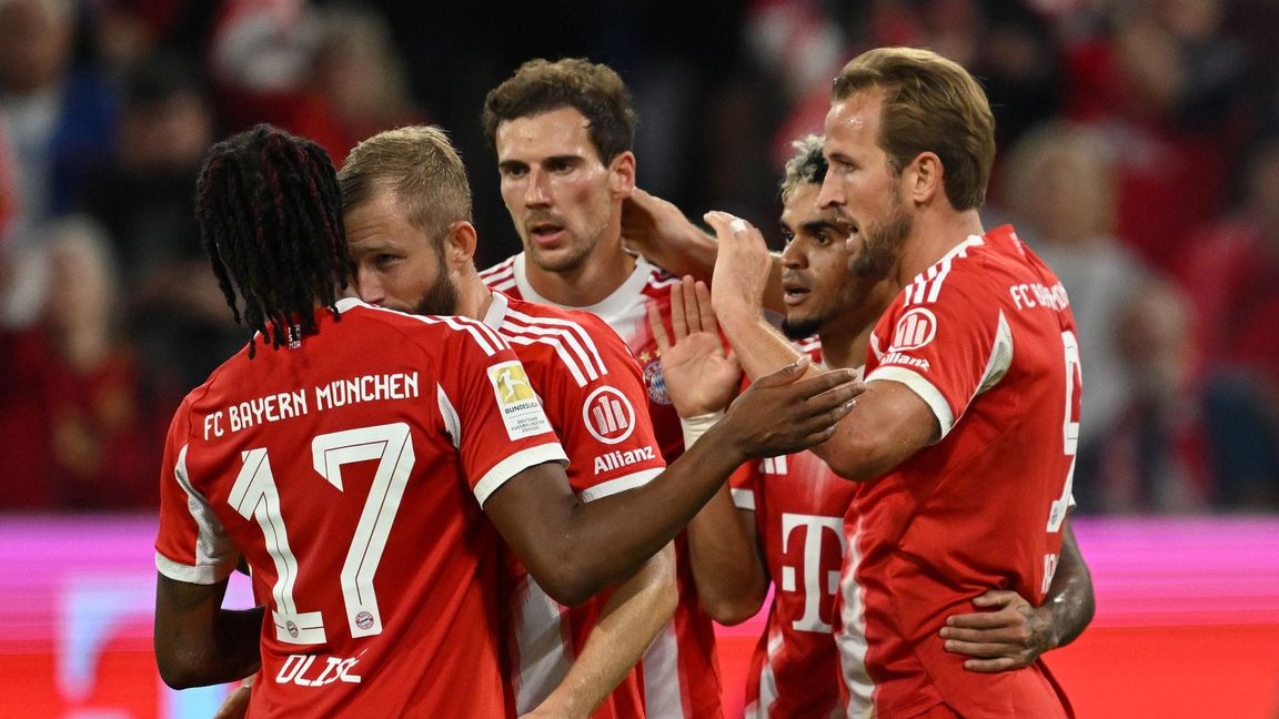 Die Bayern-Stars haben Spaß miteinander, wie der gemeinsame Jubel der Torschützen Harry Kane (r), Luis Díaz (2.v.r.) und Michael Olise (Nr. 17) zeigt.