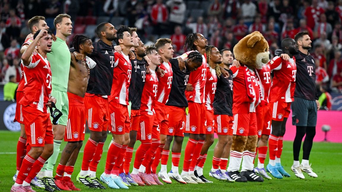 Neue Saison, gewohntes Bild: Die Bayern-Profis feiern vor ihrer Fankurve.