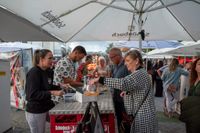 Der Salsa-Abend in Sindelfingen lockte zahlreiche Besucherinnen und Besucher auf die Kleine Mercedesstraße.