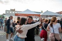 Der Salsa-Abend in Sindelfingen lockte zahlreiche Besucherinnen und Besucher auf die Kleine Mercedesstraße.