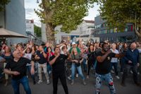Der Salsa-Abend in Sindelfingen lockte zahlreiche Besucherinnen und Besucher auf die Kleine Mercedesstraße.