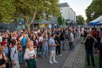 Der Salsa-Abend in Sindelfingen lockte zahlreiche Besucherinnen und Besucher auf die Kleine Mercedesstraße.