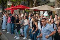 Der Salsa-Abend in Sindelfingen lockte zahlreiche Besucherinnen und Besucher auf die Kleine Mercedesstraße.