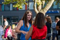 Der Salsa-Abend in Sindelfingen lockte zahlreiche Besucherinnen und Besucher auf die Kleine Mercedesstraße.