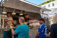 Der Salsa-Abend in Sindelfingen lockte zahlreiche Besucherinnen und Besucher auf die Kleine Mercedesstraße.