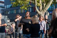 Der Salsa-Abend in Sindelfingen lockte zahlreiche Besucherinnen und Besucher auf die Kleine Mercedesstraße.