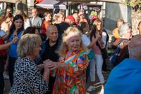 Der Salsa-Abend in Sindelfingen lockte zahlreiche Besucherinnen und Besucher auf die Kleine Mercedesstraße.