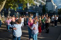 Der Salsa-Abend in Sindelfingen lockte zahlreiche Besucherinnen und Besucher auf die Kleine Mercedesstraße.