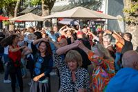 Der Salsa-Abend in Sindelfingen lockte zahlreiche Besucherinnen und Besucher auf die Kleine Mercedesstraße.