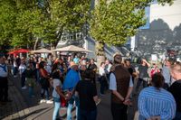 Der Salsa-Abend in Sindelfingen lockte zahlreiche Besucherinnen und Besucher auf die Kleine Mercedesstraße.