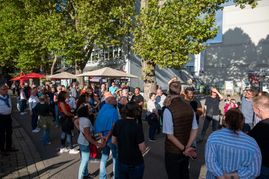 Der Salsa-Abend in Sindelfingen lockte zahlreiche Besucherinnen und Besucher auf die Kleine Mercedesstraße.