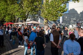 Der Salsa-Abend in Sindelfingen lockte zahlreiche Besucherinnen und Besucher auf die Kleine Mercedesstraße.