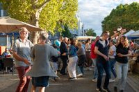 Der Salsa-Abend in Sindelfingen lockte zahlreiche Besucherinnen und Besucher auf die Kleine Mercedesstraße.