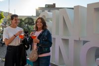 Der Salsa-Abend in Sindelfingen lockte zahlreiche Besucherinnen und Besucher auf die Kleine Mercedesstraße.