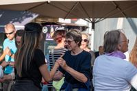 Der Salsa-Abend in Sindelfingen lockte zahlreiche Besucherinnen und Besucher auf die Kleine Mercedesstraße.