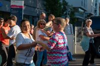 Der Salsa-Abend in Sindelfingen lockte zahlreiche Besucherinnen und Besucher auf die Kleine Mercedesstraße.