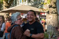 Der Salsa-Abend in Sindelfingen lockte zahlreiche Besucherinnen und Besucher auf die Kleine Mercedesstraße.