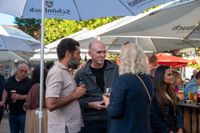 Der Salsa-Abend in Sindelfingen lockte zahlreiche Besucherinnen und Besucher auf die Kleine Mercedesstraße.