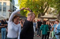Der Salsa-Abend in Sindelfingen lockte zahlreiche Besucherinnen und Besucher auf die Kleine Mercedesstraße.