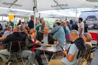 Der Salsa-Abend in Sindelfingen lockte zahlreiche Besucherinnen und Besucher auf die Kleine Mercedesstraße.