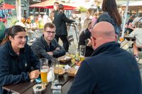 Der Salsa-Abend in Sindelfingen lockte zahlreiche Besucherinnen und Besucher auf die Kleine Mercedesstraße.