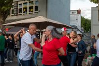 Der Salsa-Abend in Sindelfingen lockte zahlreiche Besucherinnen und Besucher auf die Kleine Mercedesstraße.
