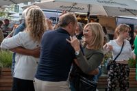 Der Salsa-Abend in Sindelfingen lockte zahlreiche Besucherinnen und Besucher auf die Kleine Mercedesstraße.