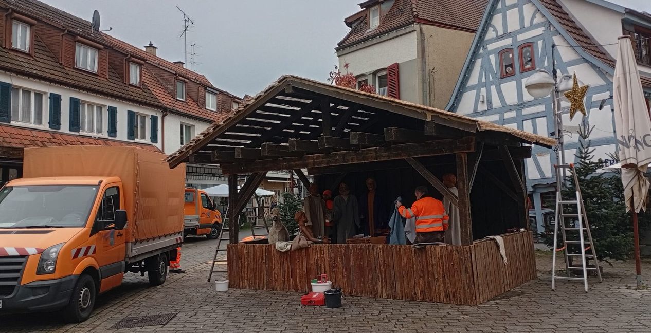 Mitarbeiter der Technischen Betriebsdienste stellen die Sindelfinger Krippe auf dem Wettbachplatz auf.