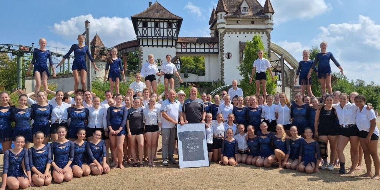 Air Cracks und Showgruppe Recht übergeben T-Shirt an Park-Chef Helmut Fischer.