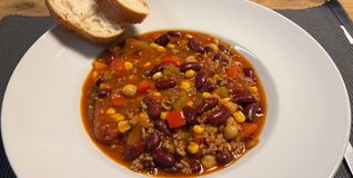 Durch das Zimtpulver bekommt das Chili eine winterliche Note.