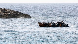 Italien wollte die Asylanträge von auf dem Mittelmeer gestoppten Migranten aus sicheren Herkunftsländern in Albanien prüfen und sie erst dann einreisen lassen. Jetzt äußert sich der EuGH zu einem Aspekt dieses Modells. (Archivbild)