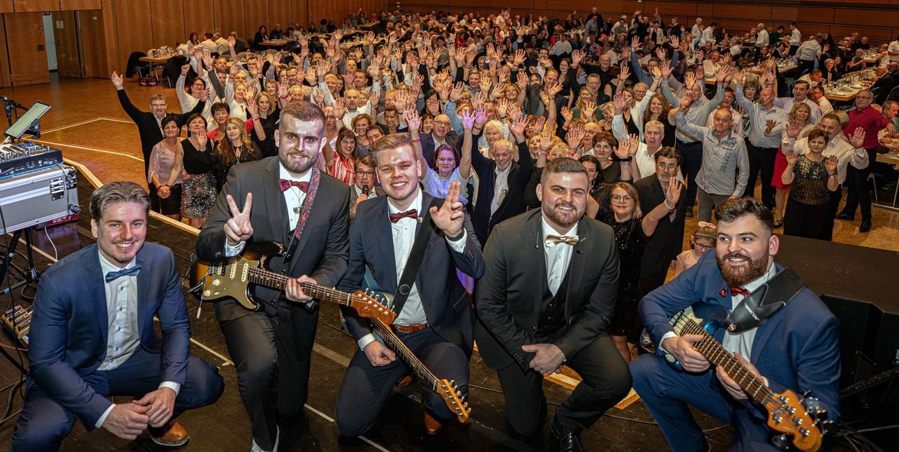 Tolle Stimmung in der Sindelfinger Stadthalle mit der Musik der Combo-Band. Die Musiker von links: Jan Elst, Marco Dick, Tim Schmidt, Samuel Krafft und Wolfgang Krafft.