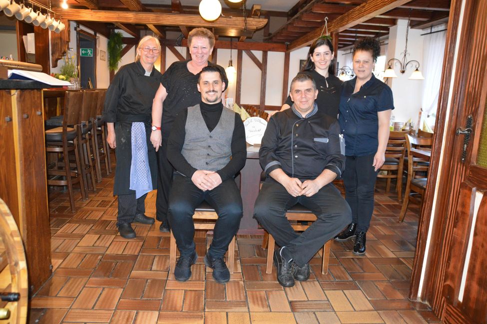 Bewährtes Personal und neue Gesichter: Doris Hartmann, Ines Gäckle, Fitore Gashi und Hatiqe Zymeri (hinten von links), vorne die beiden neuen Bierstadel-Chefs Kushtrim Haxhiu (links) und Besnik Gashi. Bild: Wegner