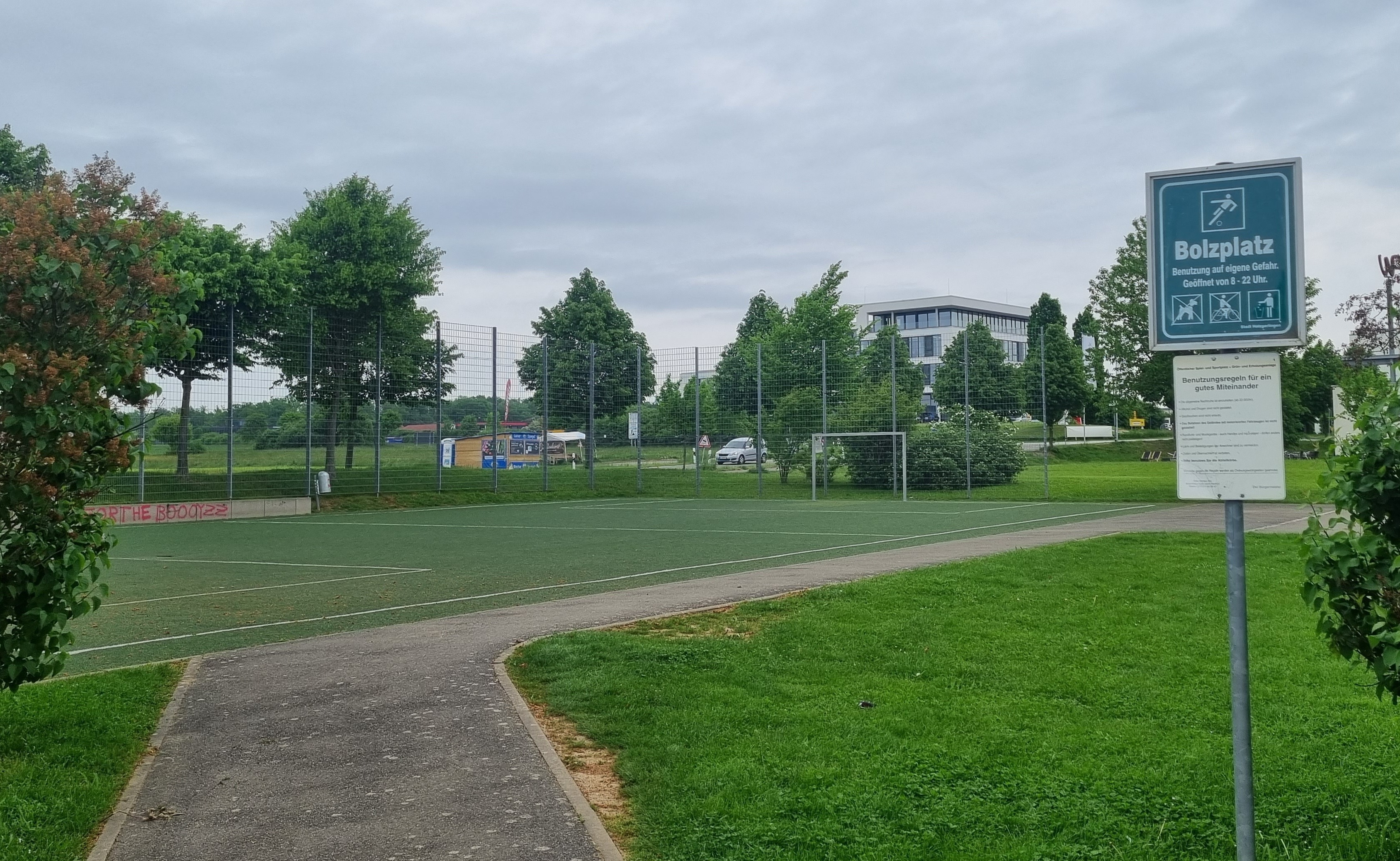 Der Bolzplatz Hülben wird viel genutzt  und weist deshalb starke Abnutzungsspuren auf. Jetzt bekommt er einen neuen Kunstrasen. Bild: Hamann