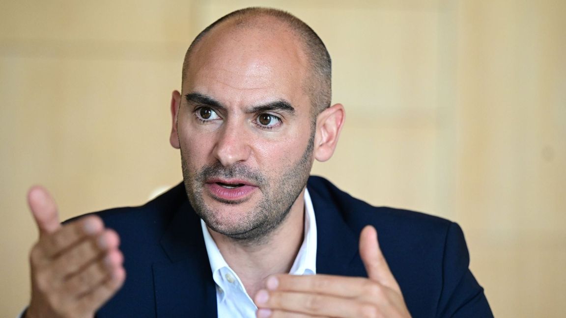 Baden-Württembergs Finanzminister Danyal Bayaz will, dass Akademiker länger arbeiten